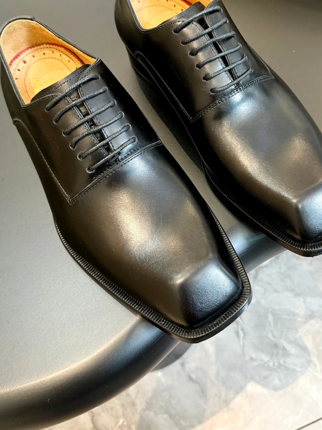 [CL red sole shoes] Top P: 1020💰 Size 39-44 (⚠️38.45.46.47 custom-made, non-returnable and non-exchangeable) 🆑High-end men's business formal leather shoes, original authentic top quality goods ••✅💯 Top original order purchasing agent! Original imported patterned cowhide ➕Imported cowhide lining ➕Cowhide feet ➕Original leather outsole~🉑️Feel free to compare the authentic ones!